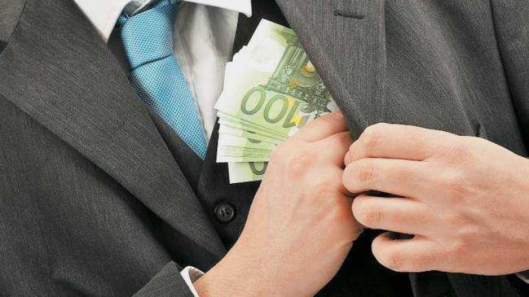 Εξαπατούσε επιχειρηματίες αποσπώντας μεγάλα χρηματικά ποσά